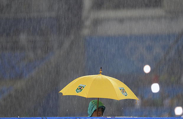 Thiago Braz debaixo de chuva no Engenho; o brasileiro disputa a final do salto com vara, que est paralisada devido ao tempo ruim