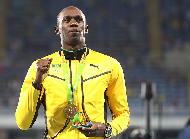 Bolt foi aplaudido ao receber a medalha no Engenho