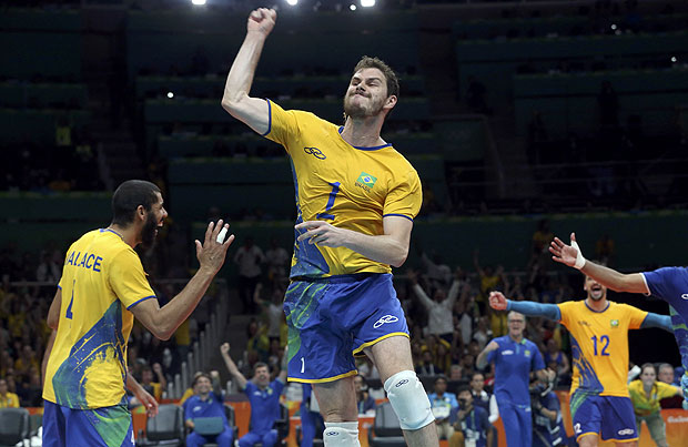 2016 Rio Olympics - Volleyball - Men's Preliminary - Pool A Brazil v France - Maracanazinho - Rio de Janeiro, Brazil - 15/08/2016. Wallace Leandro De Souza (BRA) of Brazil and Bruno (BRA) of Brazil celebrate. REUTERS/Edgard Garrido FOR EDITORIAL USE ONLY. NOT FOR SALE FOR MARKETING OR ADVERTISING CAMPAIGNS. ORG XMIT: CDC254