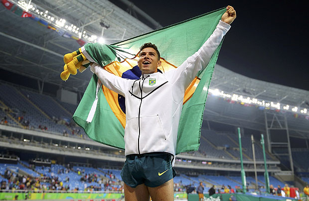 Thiago Braz celebra o ouro no salto em altura; ele venceu o favorito francs