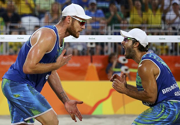2016 Rio Olympics - Beach Volleyball - Men's Semifinal - Brazil v Netherlands - Beach Volleyball Arena - Rio de Janeiro, Brazil - 16/08/2016. Bruno Oscar Schmidt (BRA) of Brazil celebrates with Alison (BRA) of Brazil (L) during the match. REUTERS/Pilar Olivares FOR EDITORIAL USE ONLY. NOT FOR SALE FOR MARKETING OR ADVERTISING CAMPAIGNS. ORG XMIT: YLE1098