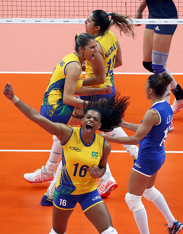 2016 Rio Olympics - Volleyball Women's Quarterfinals - Brazil v China - Maracanazinho - Rio de Janeiro, Brazil - 16/08/2016. Fernanda Rodrigues (BRA) of Brazil and her teammates react before their match. REUTERS/Yves Herman FOR EDITORIAL USE ONLY. NOT FOR SALE FOR MARKETING OR ADVERTISING CAMPAIGNS. ORG XMIT: OLYN3437