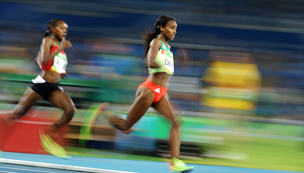 Faith Kypiegon, na esquerda, ultrapassou a etope Genzebe Dibaba na reta final