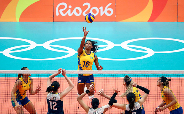 2016 Rio Olympics - Volleyball Women's Quarterfinals - Brazil v China - Maracanazinho - Rio de Janeiro, Brazil - 16/08/2016. Fernanda Rodrigues (BRA) of Brazil (C) spikes the ball against Hui Ruoqi (CHN) of China, Yan Ni (CHN) of China, and Wei Qiuyue (CHN) of China. REUTERS/Yves Herman TPX IMAGES OF THE DAY. FOR EDITORIAL USE ONLY. NOT FOR SALE FOR MARKETING OR ADVERTISING CAMPAIGNS. ORG XMIT: OLYN3460