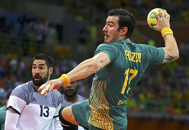 2016 Rio Olympics - Handball - Quarterfinal - Men's Quarterfinal Brazil v France - Future Arena - Rio de Janeiro, Brazil - 17/08/2016. Nikola Karabatic (FRA) of France and Alexandro Pozzer (BRA) of Brazil in action. REUTERS/Chris Helgren FOR EDITORIAL USE ONLY. NOT FOR SALE FOR MARKETING OR ADVERTISING CAMPAIGNS. ORG XMIT: KAT1950