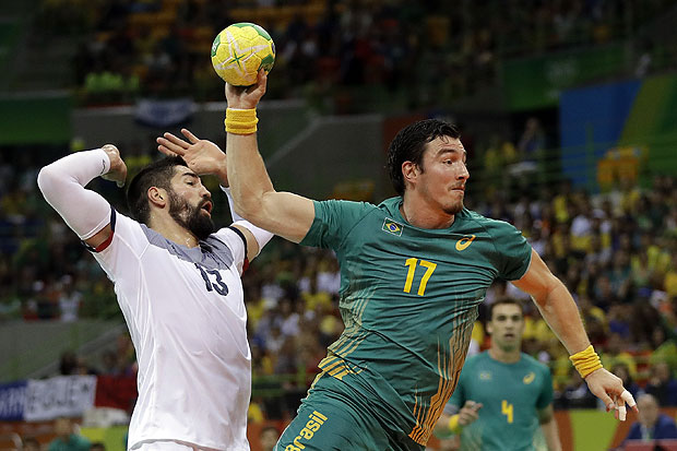 Brazil's Alexandro Pozzer, right, tries to score besides France's Nikola Karabatic during the men's quarterfinal handball match between Brazil and France at the 2016 Summer Olympics in Rio de Janeiro, Brazil, Wednesday, Aug. 17, 2016. (AP Photo/Matthias Schrader) ORG XMIT: OHNB306