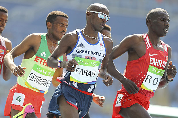 O britnico Mo Farah (centro) compete na semifinal dos 5.000 m