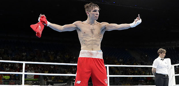 O boxeador irlands Michael Conlan mostra o dedo do meio para os juzes que decretaram sua derrota nas quartas de final da Rio-2016