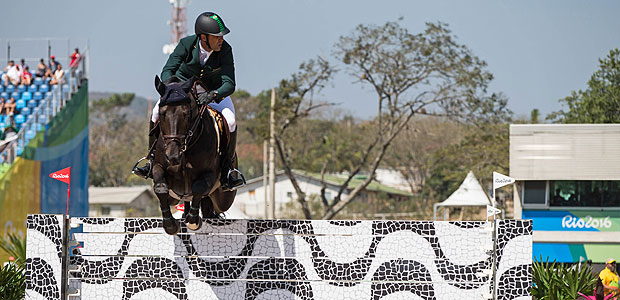 O brasileiro Doda, montando o cavalo Cornetto K salta obstáculo