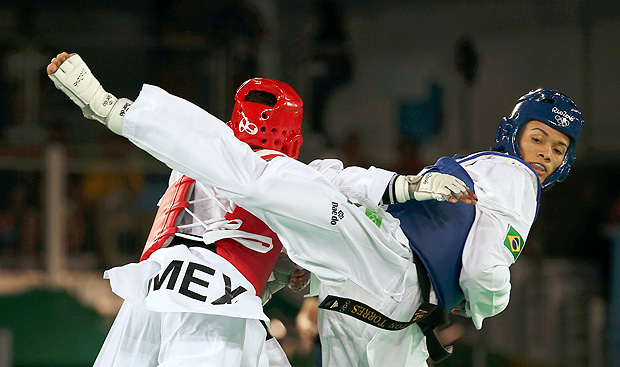 2016 Rio Olympics - Taekwondo - Quarterfinal - Men's - 58kg Quarterfinals - Carioca Arena 3 - Rio de Janeiro, Brazil - 17/08/2016. Venilton Torres Teixeira (BRA) of Brazil competes with Carlos Ruben Navarro Valdez (MEX) of Mexico. REUTERS/Issei Kato FOR EDITORIAL USE ONLY. NOT FOR SALE FOR MARKETING OR ADVERTISING CAMPAIGNS. ORG XMIT: YLE2119