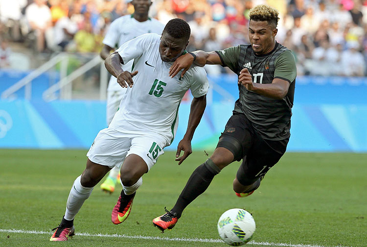 2016 Rio Olympics - Soccer - Semifinal - Men's Football Tournament Semifinal Nigeria v Germany - Corinthians Arena - Sao Paulo, Brazil - 17/08/2016. Ndifreke Udo (NGR) of Nigeria and Serge Gnabry (GER) of Germany battle for the ball during the first half. REUTERS/Paulo Whitaker FOR EDITORIAL USE ONLY. NOT FOR SALE FOR MARKETING OR ADVERTISING CAMPAIGNS. ORG XMIT: STE1827