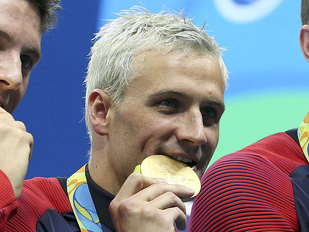 O nadador americano Ryan Lochte comemora aps vencer uma medalha de ouro na Rio-2016
