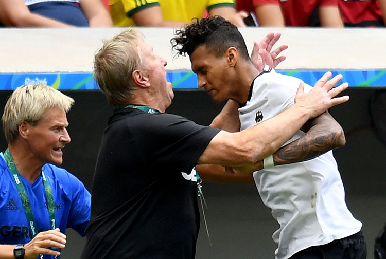 Germany 's player Davie Selke celebrates with coach Horst Hrubesch after scoring against Portugal during the Rio 2016 Olympic Games Quarter-finals men's football match Portugal vs Germany, at the Mane Garrincha Stadium in Brasilia on August 13, 2016. / AFP PHOTO / EVARISTO SA ORG XMIT: ESA353