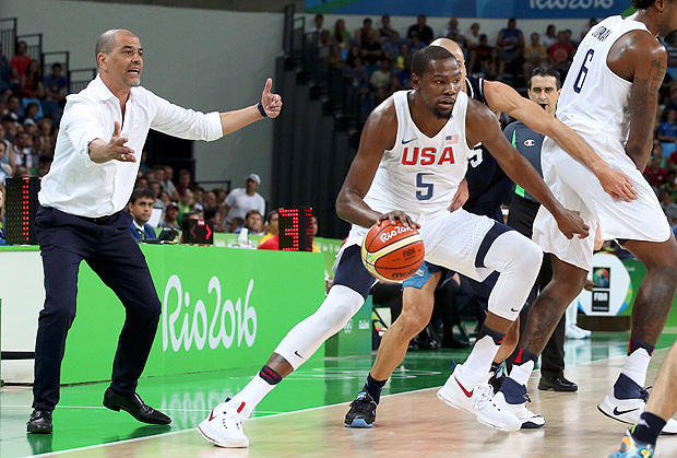 Tcnico argentino, Sergio Santos Hernandez, v o americano Kevin Durant driblar