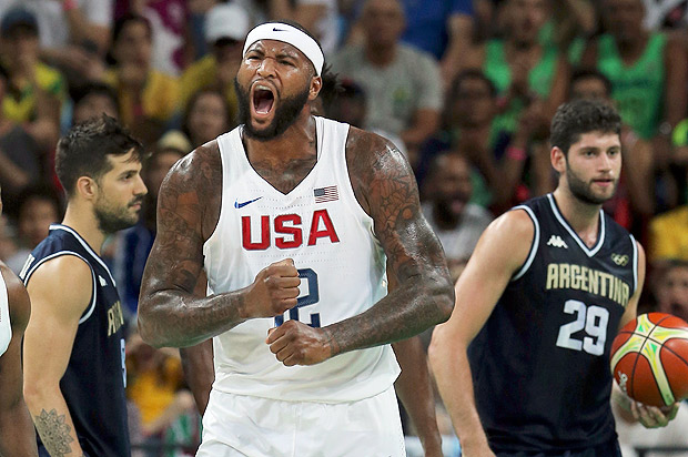 DeMarcus Cousins, dos EUA, comemora ponto