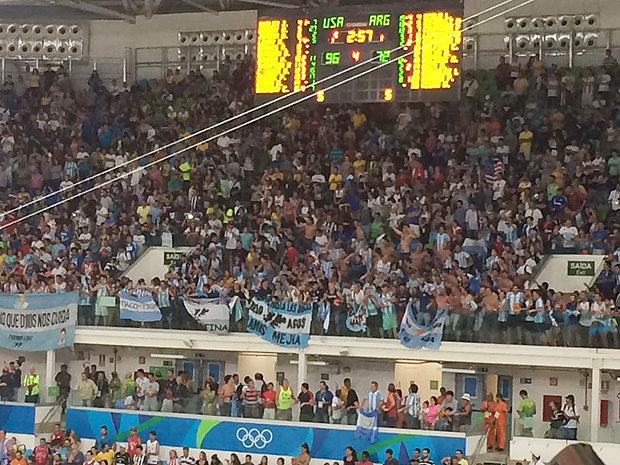 Torcedores da Argentina vo todos para um mesmo setor na Arena Carioca 1