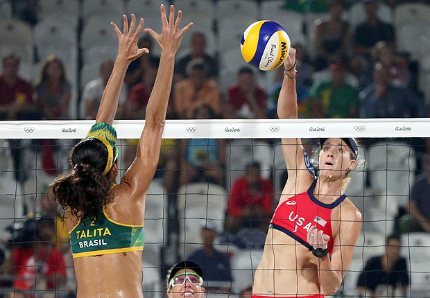 2016 Rio Olympics - Beach Volleyball - Women's Bronze Medal Match - Brazil v USA - Beach Volleyball Arena - Rio de Janeiro, Brazil - 17/08/2016. Talita (BRA) of Brazil and Kerri Walsh (USA) of USA compete. REUTERS/Adrees Latif FOR EDITORIAL USE ONLY. NOT FOR SALE FOR MARKETING OR ADVERTISING CAMPAIGNS. ORG XMIT: OLYSS104