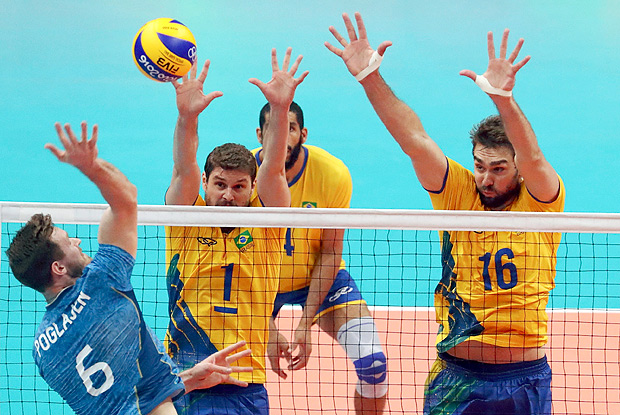 2016 Rio Olympics - Volleyball Men's Quarterfinals - Brazil v Argentina - Maracanazinho - Rio de Janeiro, Brazil - 17/08/2016. Cristian Poglajen (ARG) of Argentina spikes the ball against Bruno Mossa Rezende (BRA) of Brazil and Lucas Saatkamp (BRA) of Brazil. REUTERS/Yves Herman FOR EDITORIAL USE ONLY. NOT FOR SALE FOR MARKETING OR ADVERTISING CAMPAIGNS. ORG XMIT: OLYN3864