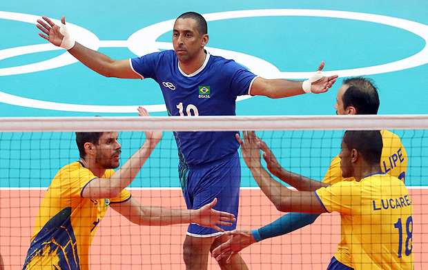 2016 Rio Olympics - Volleyball Men's Quarterfinals - Brazil v Argentina - Maracanazinho - Rio de Janeiro, Brazil - 17/08/2016. Sergio Dutra Santos (BRA) of Brazil react with teammates. REUTERS/Yves Herman FOR EDITORIAL USE ONLY. NOT FOR SALE FOR MARKETING OR ADVERTISING CAMPAIGNS. ORG XMIT: OLYN3865