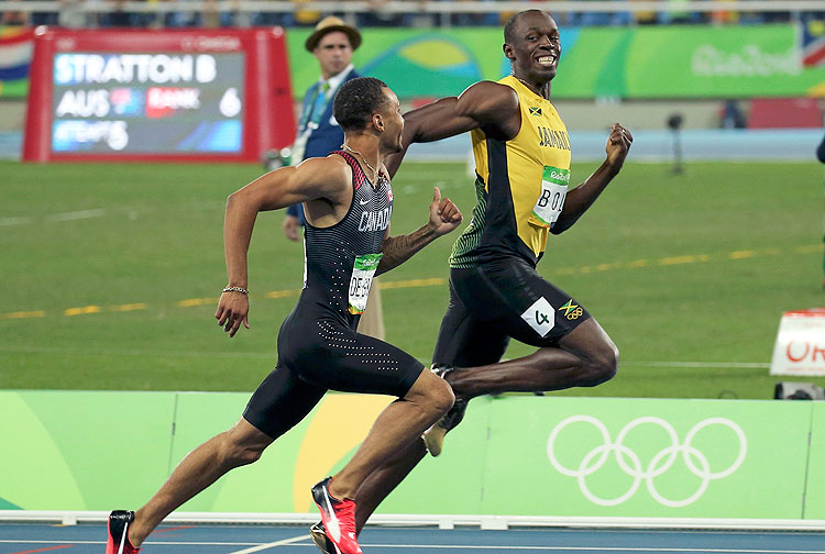 2016 Rio Olympics - Athletics - Semifinal - Men's 200m Semifinals - Olympic Stadium - Rio de Janeiro, Brazil - 17/08/2016. Usain Bolt (JAM) of Jamaica and Andre de Grasse (CAN) of Canada smile as they compete. REUTERS/Gonzalo Fuentes FOR EDITORIAL USE ONLY. NOT FOR SALE FOR MARKETING OR 
