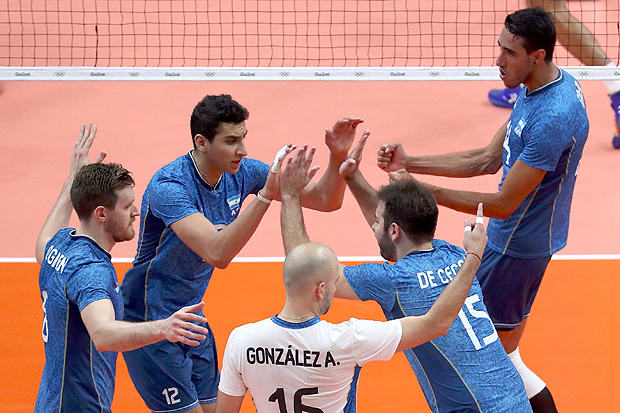 2016 Rio Olympics - Volleyball Men's Quarterfinals - Brazil v Argentina - Maracanazinho - Rio de Janeiro, Brazil - 17/08/2016. Argentina's (ARG) players react. REUTERS/Yves Herman FOR EDITORIAL USE ONLY. NOT FOR SALE FOR MARKETING OR ADVERTISING CAMPAIGNS. ORG XMIT: OLYN3883