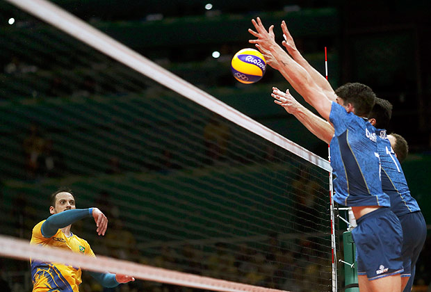 2016 Rio Olympics - Volleyball Men's Quarterfinals - Brazil v Argentina - Maracanazinho - Rio de Janeiro, Brazil - 17/08/2016. Luiz Felipe Fonteles (BRA) of Brazil spikes the ball. REUTERS/Ricardo Moraes FOR EDITORIAL USE ONLY. NOT FOR SALE FOR MARKETING OR ADVERTISING CAMPAIGNS. ORG XMIT: OLYN3925