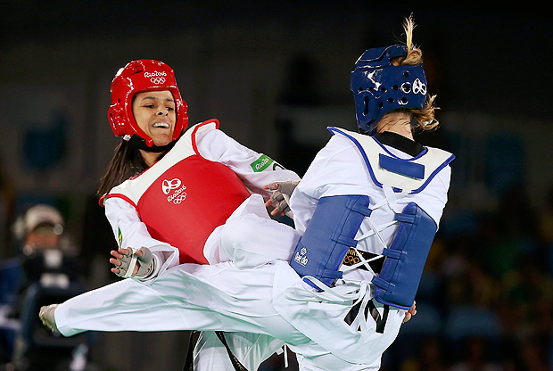 A brasileira Julia Vasconcelos (vermelho) durante luta contra a finlandesa Suvi Mikkonen na Rio-2016