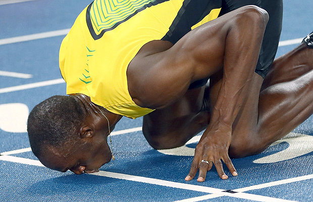 Bolt beija a pista atltica do Engenho