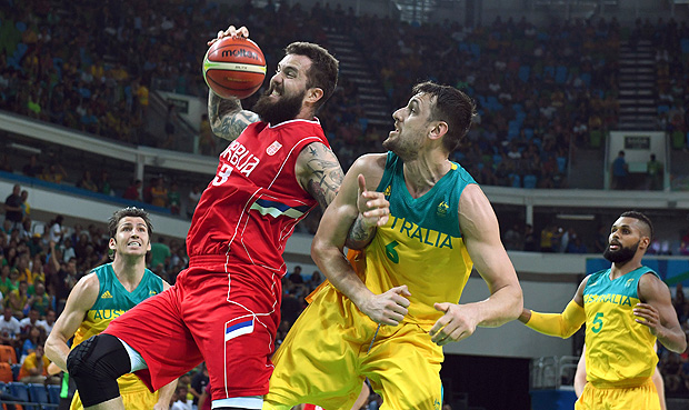 Miroslav Raduljica, da Srvia,  marcado por um dos destaques do time australiano, Andrew Bogut 