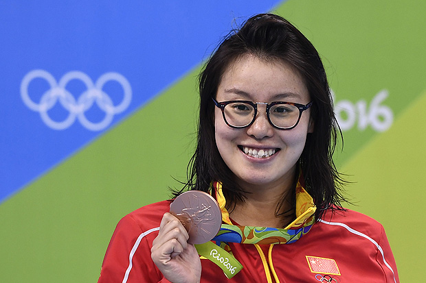 A chinesa Fu Yuanhui posa com a medalha de bronze conquistada na Rio-2016