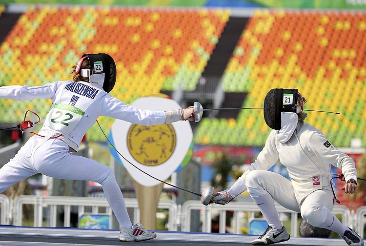 2016 Rio Olympics - Modern Pentathlon - Final - Women's Fencing Bonus Round - Deodoro Stadium - Rio de Janeiro, Brazil - 19/08/2016. Anna Maliszewska (POL) of Poland and Yane Marques (BRA) of Brazil compete. REUTERS/Edgard Garrido FOR EDITORIAL USE ONLY. NOT FOR SALE FOR MARKETING OR ADVERTISING CAMPAIGNS. ORG XMIT: OLYN4394