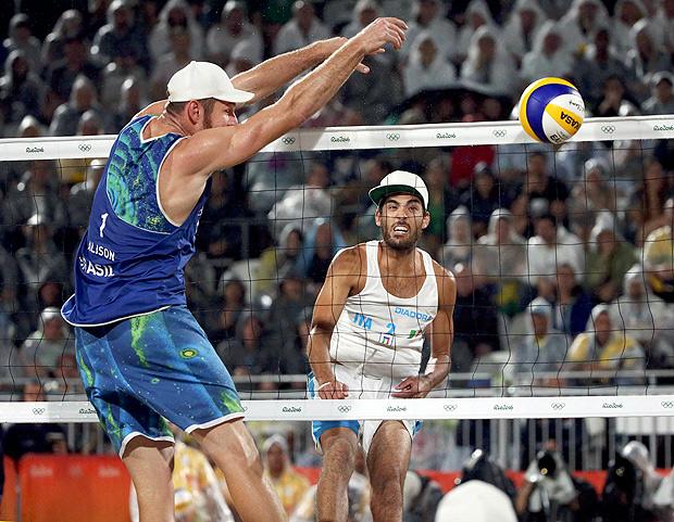 2016 Rio Olympics - Beach Volleyball - Men's Gold Medal Match - Italy v Brazil - Beach Volleyball Arena - Rio de Janeiro, Brazil - 19/08/2016. Alison (BRA) of Brazil and Daniele Lupo (ITA) of Italy compete. REUTERS/Adrees Latif FOR EDITORIAL USE ONLY. NOT FOR SALE FOR MARKETING OR ADVERTISING CAMPAIGNS. ORG XMIT: OLYSS444
