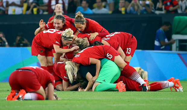 2016 Rio Olympics - Soccer - Final - Women's Football Tournament Gold Medal Match - Sweden v Germany - Maracana - Rio de Janeiro, Brazil - 19/08/2016. Germany's (GER) players celebrate winning the gold. REUTERS/Murad Sezer FOR EDITORIAL USE ONLY. NOT FOR SALE FOR MARKETING OR ADVERTISING CAMPAIGNS. ORG XMIT: OLYSS746