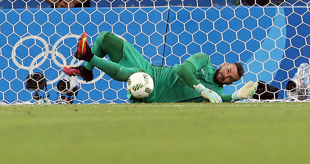 2016 Rio Olympics - Soccer - Final - Men's Football Tournament Gold Medal Match Brazil vs Germany - Maracana - Rio de Janeiro, Brazil - 20/08/2016. Weverton (BRA) of Brazil makes a save in the penalty shootout. REUTERS/Bruno Kelly TPX IMAGES OF THE DAY. FOR EDITORIAL USE ONLY. NOT FOR SALE FOR MARKETING OR ADVERTISING CAMPAIGNS. ORG XMIT: OLYSS341