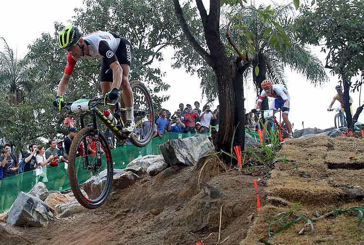 2016 Rio Olympics - Cycling mountain bike - Final - Men's Cross-country Race - Mountain Bike Centre - Rio de Janeiro, Brazil - 21/08/2016. Nino Schurter (SUI) of Switzerland competes. REUTERS/Adrees Latif FOR EDITORIAL USE ONLY. NOT FOR SALE FOR MARKETING OR ADVERTISING CAMPAIGNS. ORG XMIT: BSP482