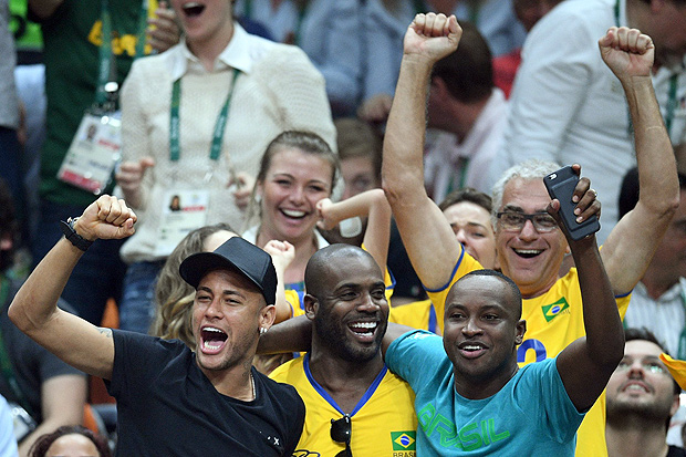 Neymar, o cantor Thiaguinho e o ator Zilu comemoram ponto do Brasil no Maracanzinho