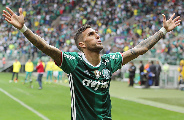 Rafael Marques comemora o primeiro gol do Palmeiras, no empate em 2 a 2 contra a Ponte Preta, neste domingo (21)