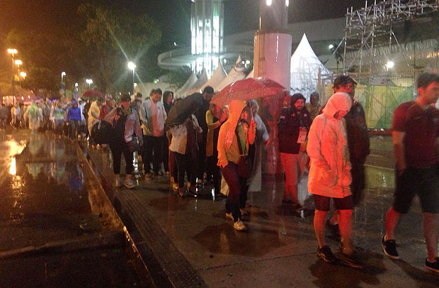 Live: Com a mudana nos acessos do Maracan, publico enfrenta uma fila de pelo menos 100 metros na entrada principal, prximo  esttua do Belini. Apesar da chuva, a fila anda rpido. Algumas pessoas reclamam.