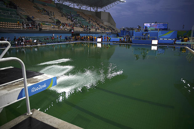 A piscina do Parque Aquático Maria Lenk ficou com a água verde