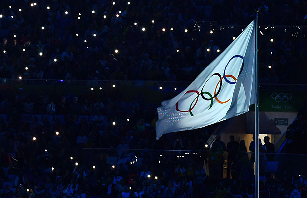 A picture taken on August 21, 2016 shows the Olympic flag during the closing ceremony of the Rio 2016 Olympic Games at the Maracana stadium in Rio de Janeiro. / AFP PHOTO / Fabrice COFFRINI