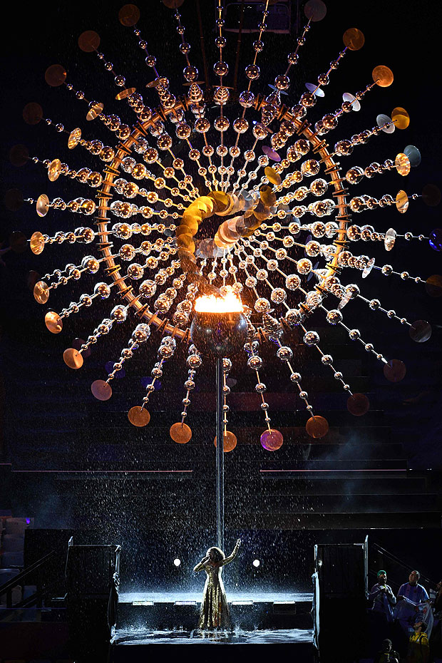 Brazilian singer Mariene de Castro performs during the extinguishing of the Olympic flame during the closing ceremony of the Rio 2016 Olympic Games at the Maracana stadium in Rio de Janeiro on August 21, 2016. / AFP PHOTO / MANAN VATSYAYANA