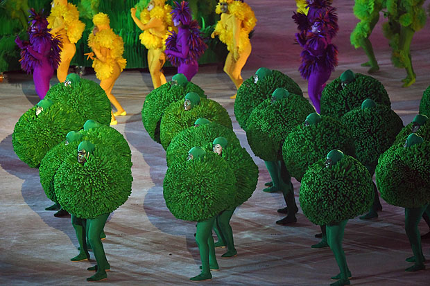 Dancers perform during the closing ceremony of the Rio 2016 Olympic Games at the Maracana stadium in Rio de Janeiro on August 21, 2016. / AFP PHOTO / Martin BERNETTI