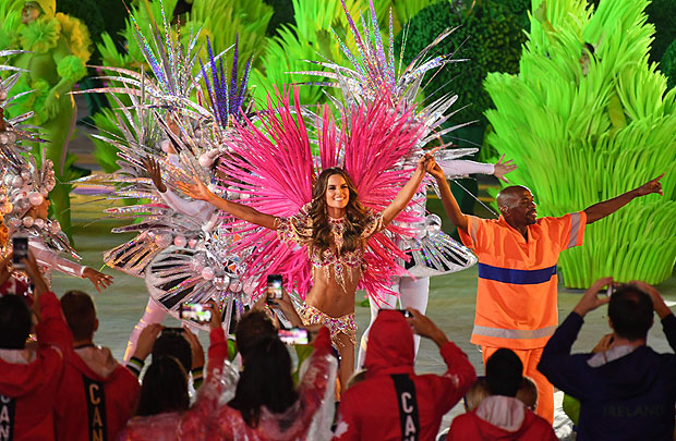 Brazilian model Izabel Goulart (C) parades during the closing ceremony of the Rio 2016 Olympic Games at the Maracana stadium in Rio de Janeiro on August 21, 2016. / AFP PHOTO / Luis Acosta