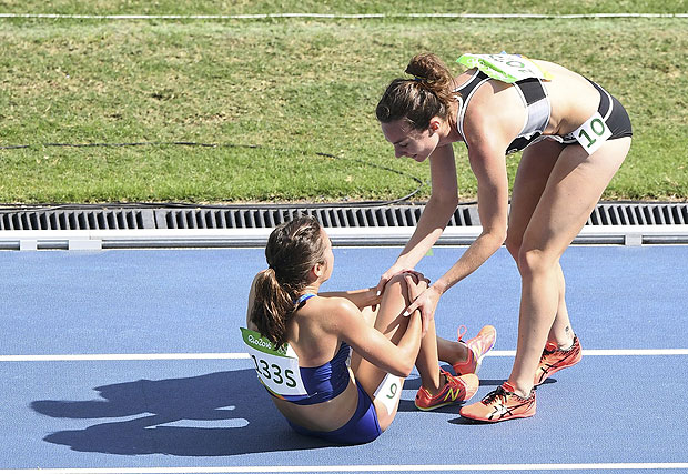 2016 Rio Olympics - Athletics - Preliminary - Women's 5000m Round 1 - Olympic Stadium - Rio de Janeiro, Brazil - 16/08/2016. Nikki Hamblin (NZL) of New Zealand stops to help Abbey D'Agostino (USA) of USA. REUTERS/Dylan Martinez FOR EDITORIAL USE ONLY. NOT FOR SALE FOR MARKETING OR ADVERTISING CAMPAIGNS. ORG XMIT: CVI11511