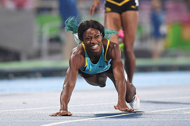 TOPSHOT - Bahamas's Shaunae Miller crosses the finish line to win the Women's 400m Final during the athletics event at the Rio 2016 Olympic Games at the Olympic Stadium in Rio de Janeiro on August 15, 2016. / AFP PHOTO / OLIVIER MORIN