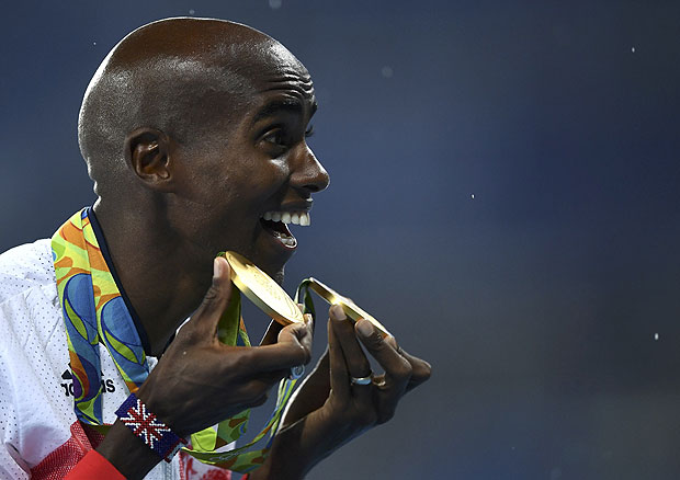 2016 Rio Olympics - Athletics - Victory Ceremony - Men's 5000m Victory Ceremony - Olympic Stadium - Rio de Janeiro, Brazil - 20/08/2016. Mo Farah (GBR) of Britain poses with his medals. REUTERS/Dylan Martinez FOR EDITORIAL USE ONLY. NOT FOR SALE FOR MARKETING OR ADVERTISING CAMPAIGNS. ORG XMIT: DEL72