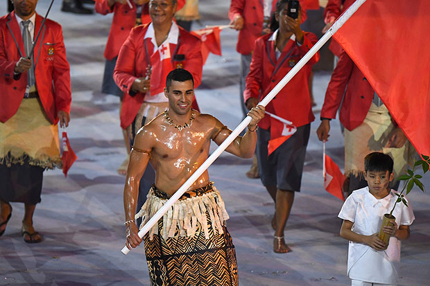 Tonga's flagbearer Pita Nikolas Taufatofua leads his delegation during the opening ceremony of the Rio 2016 Olympic Games at the Maracana stadium in Rio de Janeiro on August 5, 2016. / AFP PHOTO / OLIVIER MORIN