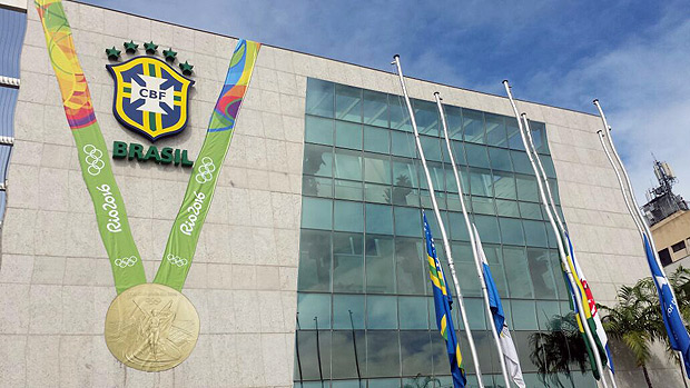 Prdio da CBF com homenagem ao ttulo do torneio de futebol na Rio-2016
