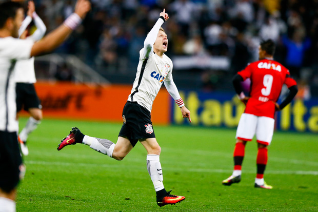 O meia Marlone comemora um gol para o Corinthians contra o Vitria