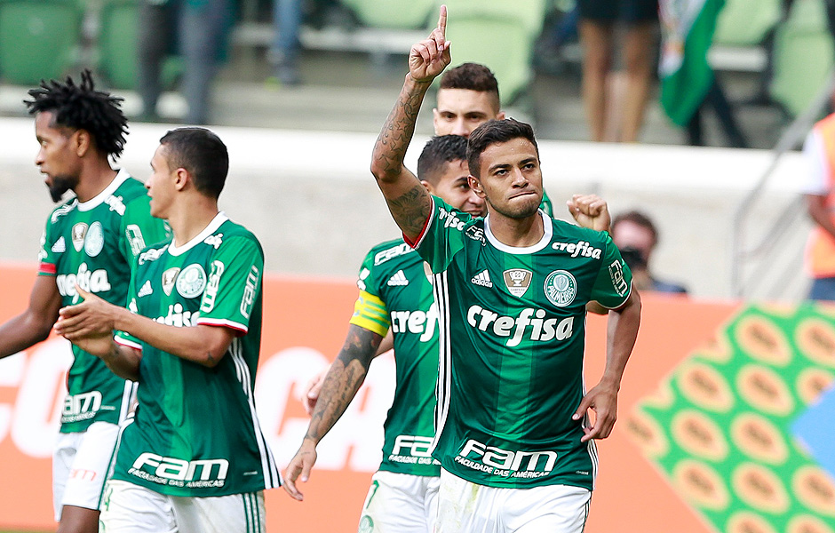 Cleiton Xavier comemora o segundo gol do Palmeiras sobre o Vitria